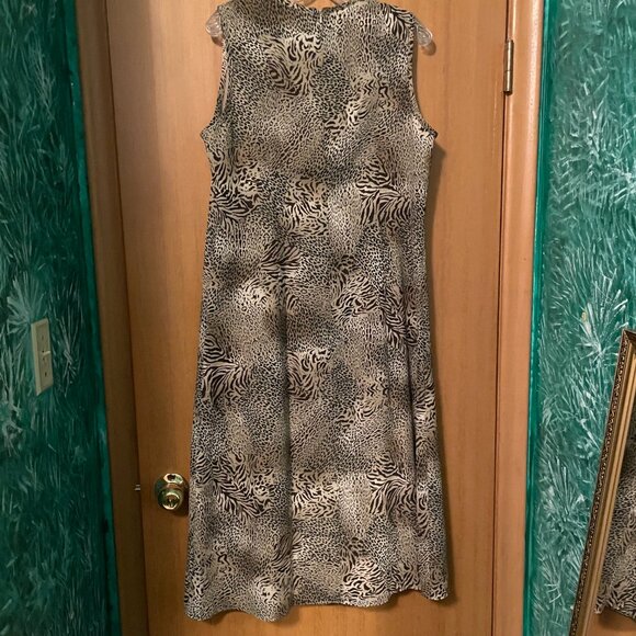 Nygard Collection Petite Leopard Print Sleeveless Dress - Picture 6 of 8